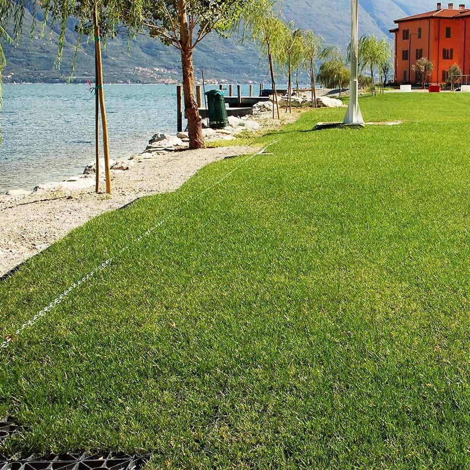 Rasengitter RG24 · 0,25 m² · 500 x 500 x 24 mm · 1,00 kg · Belastbar bis ca. 100 t/m² · On-Top Verlegung ohne Unterbau · Rasenbefestigung