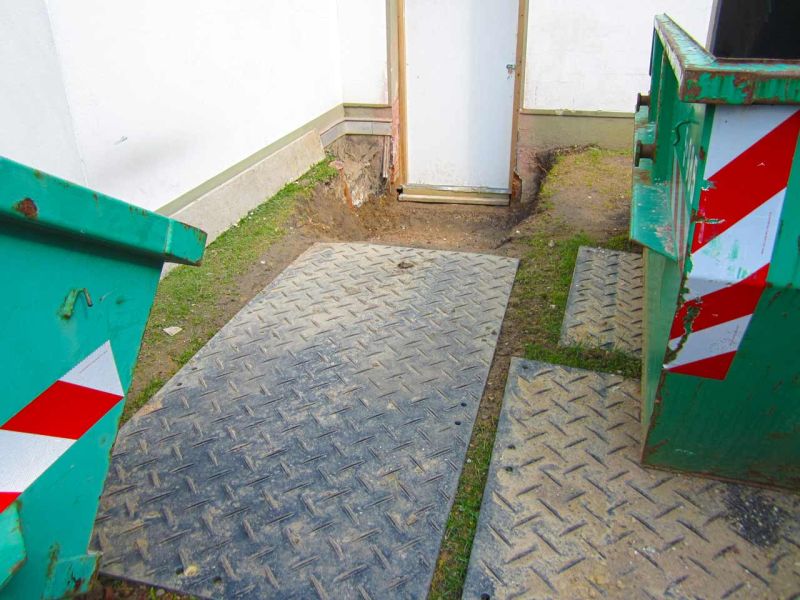 Fahrplatten als Containerstellplatz bei Gebäudesanierung