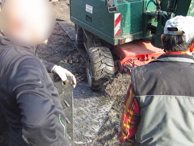 Fahrplatten als Hilfe zur Teichentschlammung