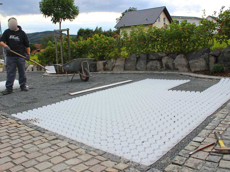 Kiestabilisierung eines neu angelegten Hof und Einfahrt mit dem Kiesgitter KG30