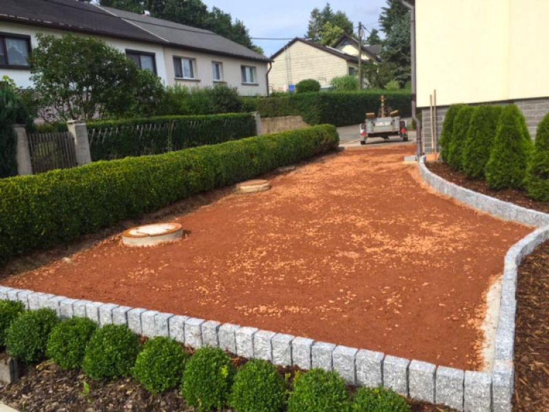 Verwandlung eines Vorgarten in einen schön angelegten PKW Stellplatz