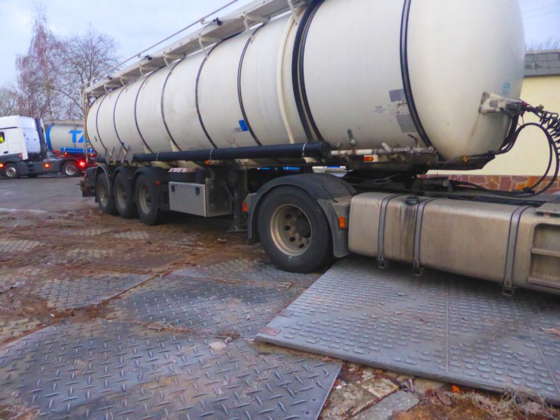Spontane „Bergeaktion“ eines 40t LKW mit der Secu XL150 Schwerlast Baustraße auf einer aufgeweichten Wiese