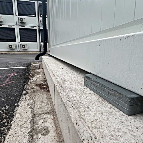 JakStak Unterlegplatten zur Unterpallung einer mehrstöckigen Raumcontainer-Anlage