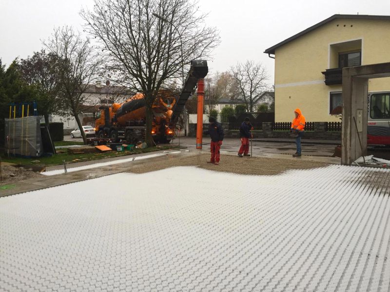 Dekorative und funktionale Umgestaltung des befahrbaren Vorplatz einer Fahrschule mit dem Kiesgitter KG30