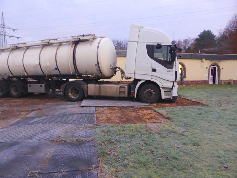 Spontane „Bergeaktion“ eines 40t LKW mit der Secu XL150 Schwerlast Baustraße auf einer aufgeweichten Wiese
