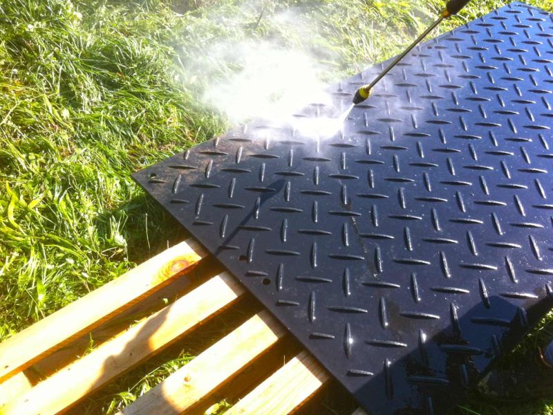 Fahrstraße und Arbeitsfläche zur Renovierung eines Gebäudes