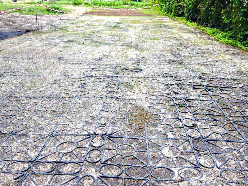 Eine befahrbare Rasenfläche für eine begrünte Einfahrt anlegen? Fahrspuren im Rasen vermeiden? Ganz einfach, mit dem Rasengitter RG24 von Securatek