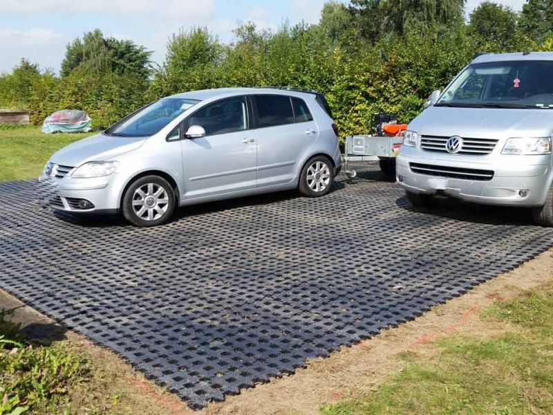 Parkplatzrasen mit dem Rasengitterstein RGS35 aus Kunststoff statt Schotterrasen
