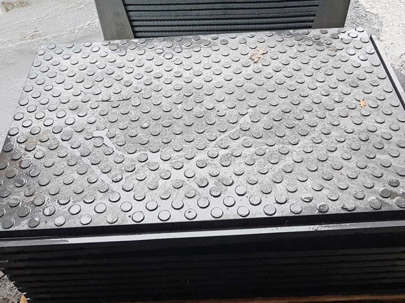 Die etwas gröber profilierte FastFloor Bodenmatte FF44 die sich für den Außenbereich auf unebenem Untergrund bewährt hat.