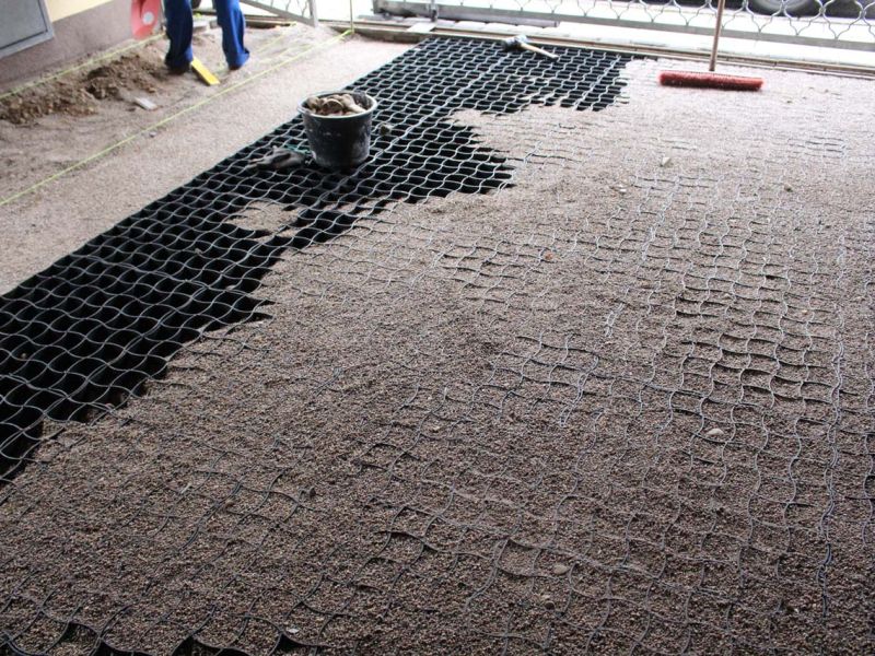 Herstellung eines Steinteppich im Carport mit dem Bodengitter BG50