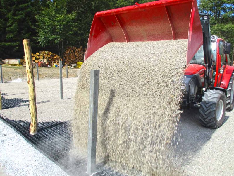 Verlegung von Paddockplatten für ein Paddock für Island-Pferde