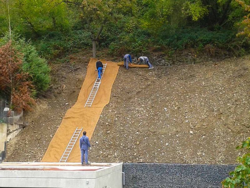 Verlegung der Böschungsmatte BMK350 als Erosionsschutz zur Hangsicherung