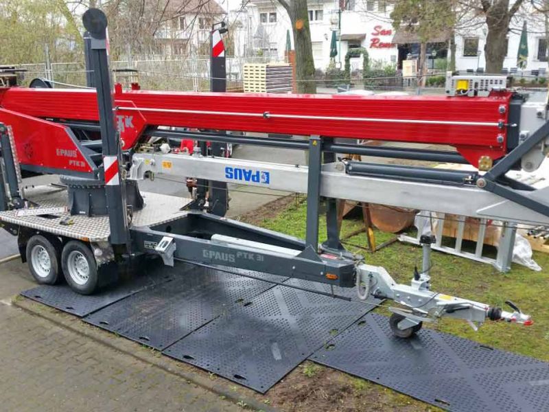 Kunststoff Fahrplatten als Bodenschutz für den Anhängerkran einer Zimmerei
