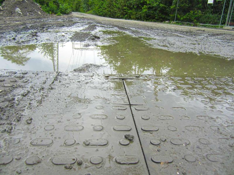 Baustraße zur Lastverteilung eines Schwertransport mit Horizontal-Bohrgerät