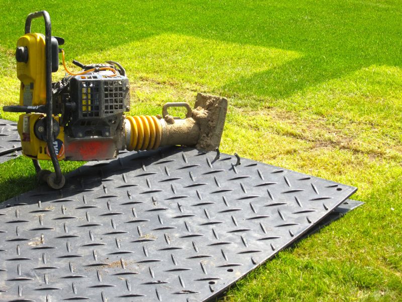 Fahrplatten zur Kampfmittelbeseitigung im Stadion in Köln