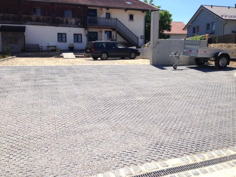 Verlegung des Ankergitter AG60 zur ökologischen und versiegelungsfreien Pflasterung einer Hofeinfahrt