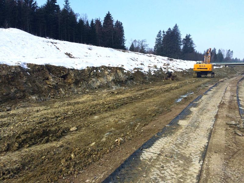Mobile Baustrasse als Zufahrtslösung für LKW und Bagger im Straßenbau und Verkehrswegebau