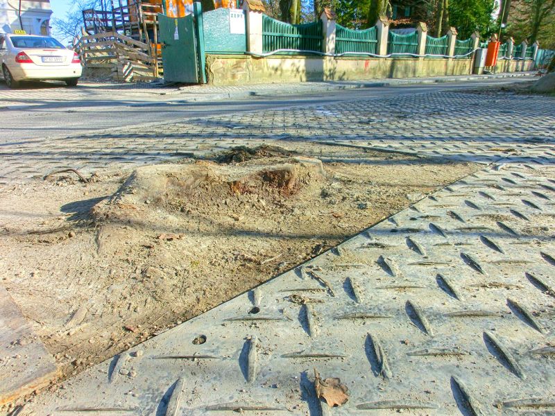 Arbeitsplattform aus Bodenschutzplatten zur Restauration einer Villa in Pullach