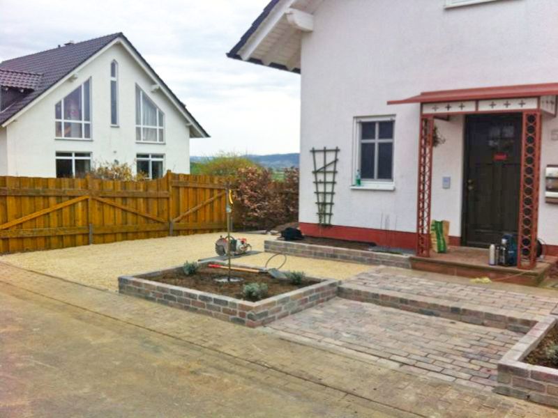 Verlegen und verfüllen der Bodenwabe BW40 zur Befestigung von Kieswegen