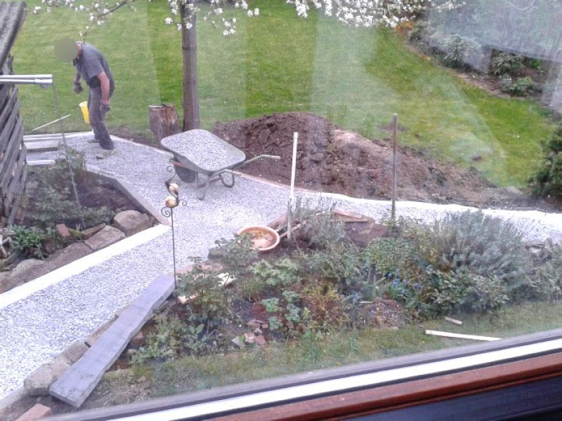 Verlegen von Kieswaben KW50 für einen stabilisierten Kiesweg im Garten