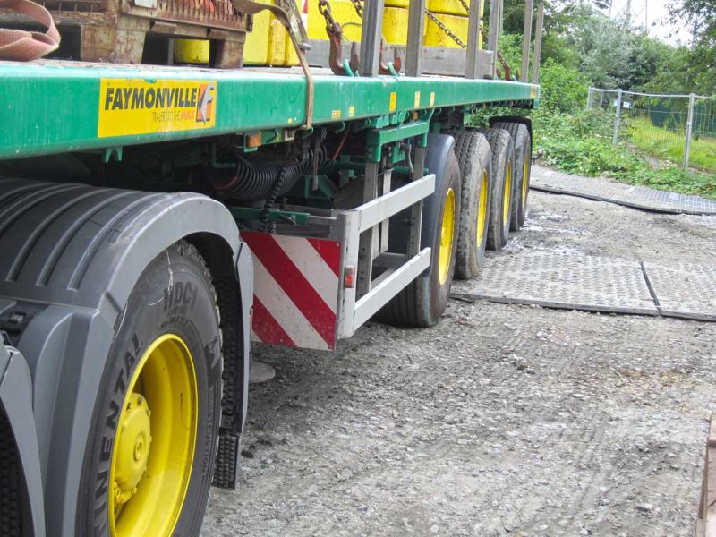 Baustraße zur Lastverteilung eines Schwertransport mit Horizontal-Bohrgerät