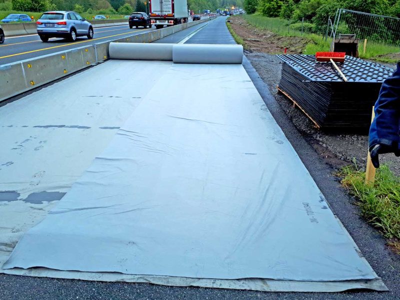 Bodenschutzplatten zum Schutz Fahrbahndecke / Fahrbahnbelag der Autobahn A3 Aschaffenburg bei Strietwald während dem Bau eine Lärmschutzwand mit Fotovoltaik.