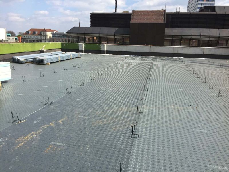 e:tek Fahrplatten aus Kunststoff zum Schutz des Boden und Parkhausboden eines im Neubau befindlichen Einkaufscenter (Shoppingmall / Arkade) in Bielefeld.