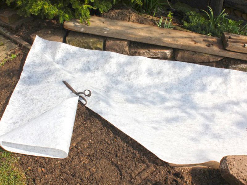 Verlegen von Kieswaben KW50 für einen stabilisierten Kiesweg im Garten