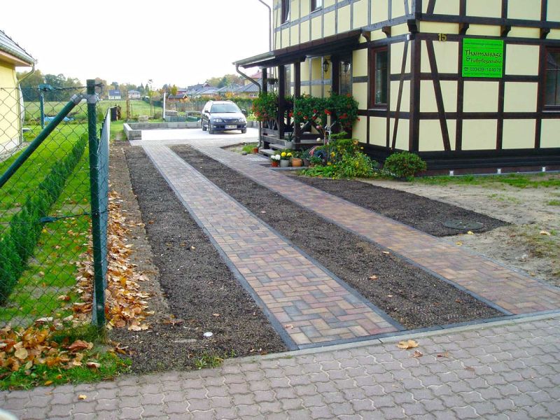 Rasenstabilisierung eines Grünstreifen im Bereich der Hofeinfahrt