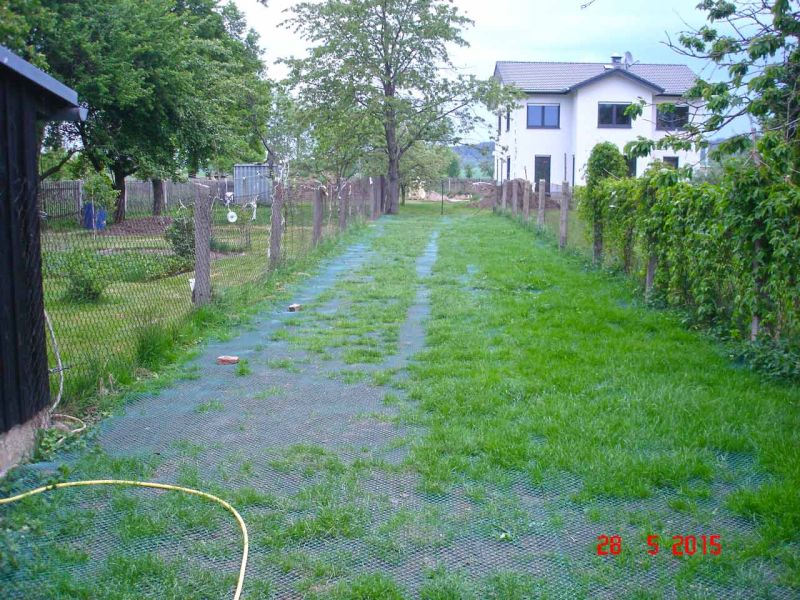 Rasennetz als Wühlschutz und Buddelschutz für Hühner in der Freilandhaltung