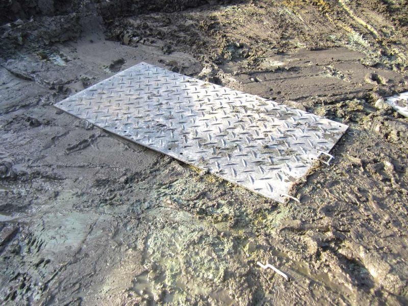 Fahrplatten als Hilfe zur Teichentschlammung