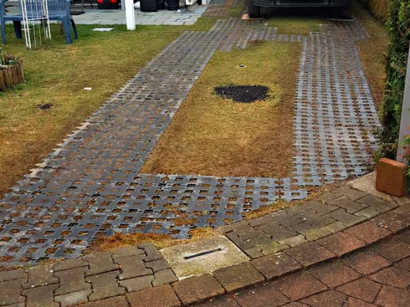 Befestigte Fahrspuren für ein Wohnmobil-Stellplatz mit dem Rasengitterstein RGS35 aus Kunststoff