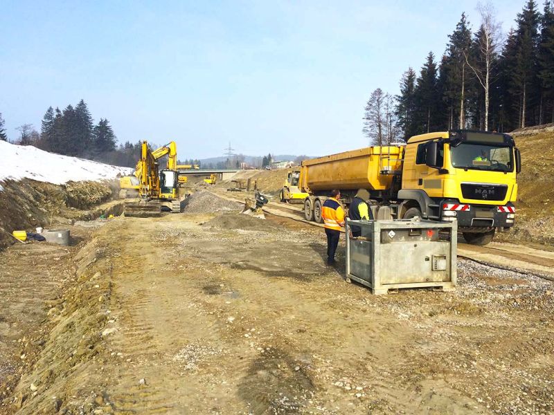 Mobile Baustrasse als Zufahrtslösung für LKW und Bagger im Straßenbau und Verkehrswegebau