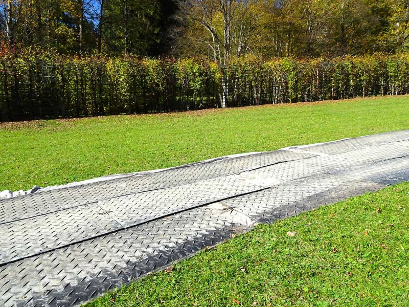 Mobile Baustrasse als temporäre Zuwegung zur Sanierung der Freianlagen im Park zum Schloss Linderhof