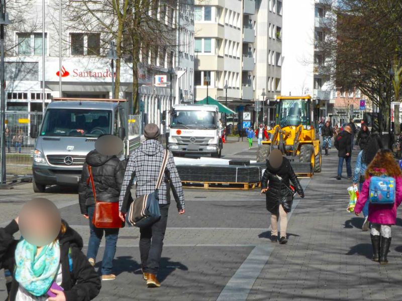 Mobile Baustraße als Pflasterschutz in der Fußgängerzone in Gießen