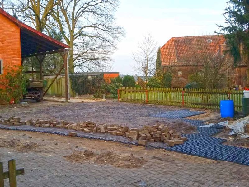 Bodengitter zur begrünten Hoferweiterung einer Traktor befahrbaren Rasenfläche