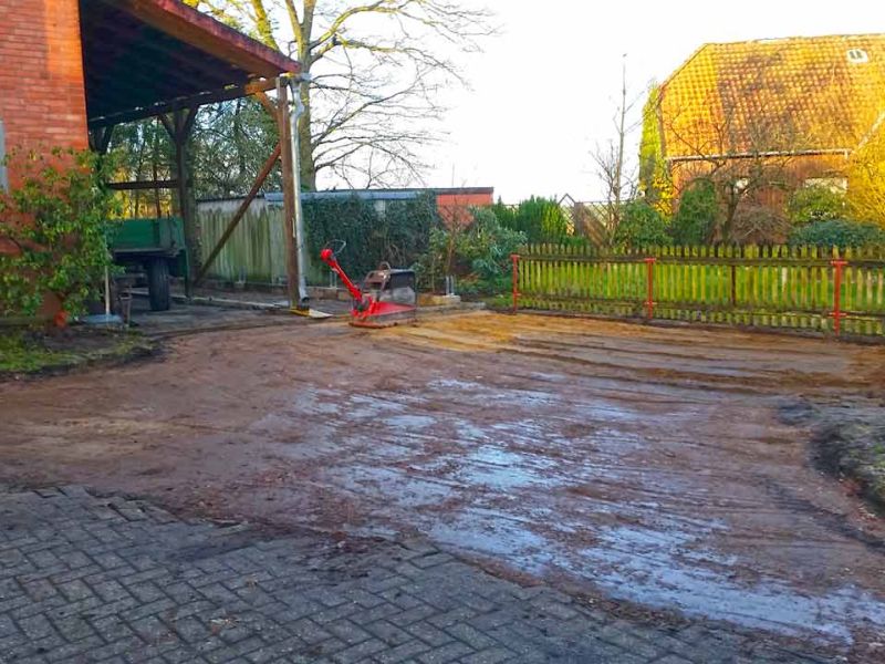 Bodengitter zur begrünten Hoferweiterung einer Traktor befahrbaren Rasenfläche