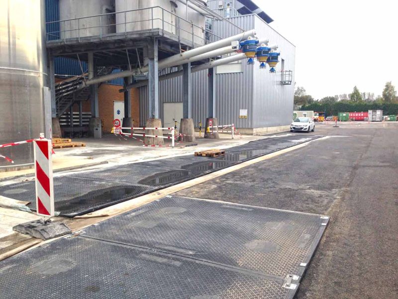 Mobile Fahrstraße zum Schutz einer neuen asphaltierten Fahrfläche