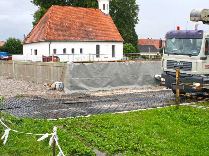 Mobile Baustraße zum Schutz eines Rasen für einen Betonmischer und Betonpumpe
