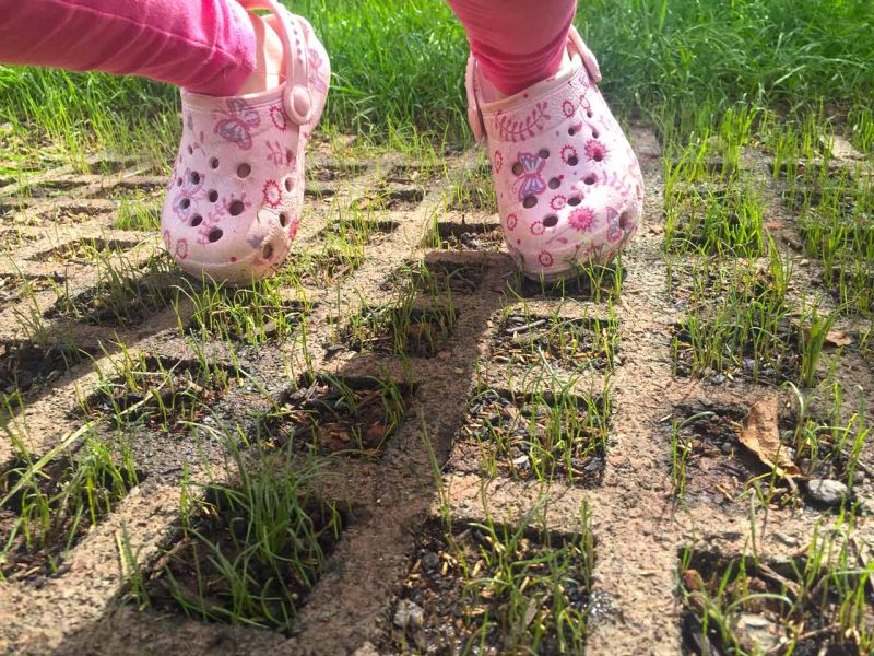 Rasengitterplatte aus Gummi als Fallschutzmatte für Schaukel, Rutsche & Spielgerüst