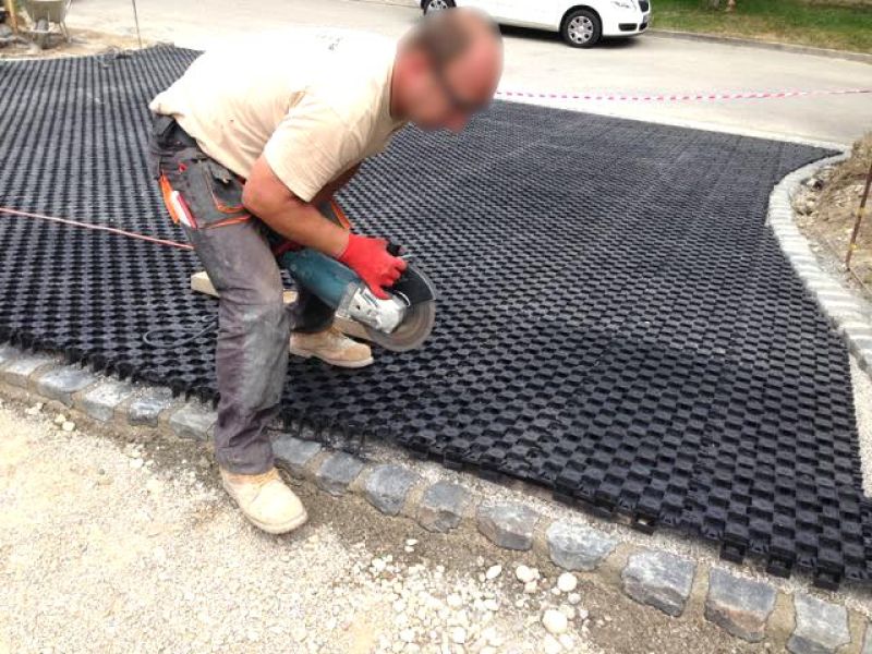 Verlegung des Ankergitter AG60 zur ökologischen und versiegelungsfreien Pflasterung einer Hofeinfahrt