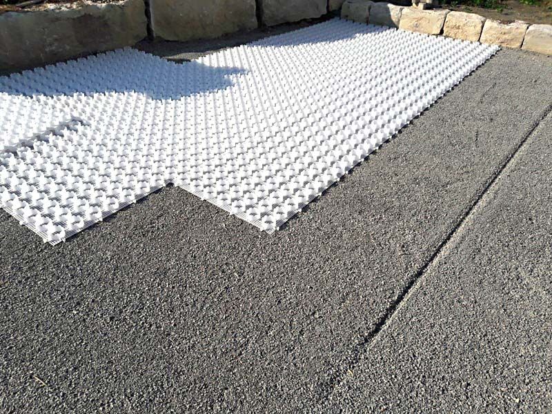 Verlegen des Kiesgitters KG30 zur Herstellung eines unversiegelten PKW Stellplatzes mit Jura Schotter