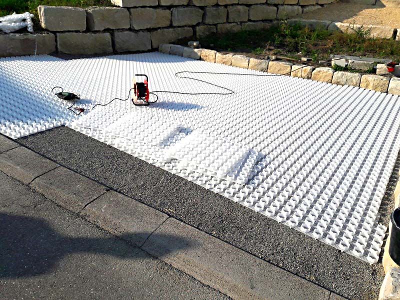 Verlegen des Kiesgitters KG30 zur Herstellung eines unversiegelten PKW Stellplatzes mit Jura Schotter