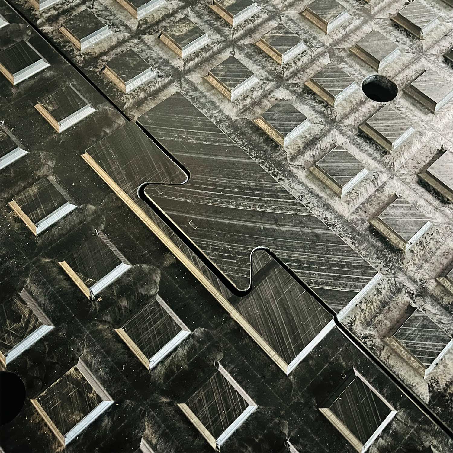 Lange Auffahrrampe massiv Puzzleverbindung mit Zapfen und Aussparung