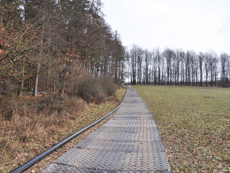 Mobile Baustraße Telekom-Baustelle Esselbach im Steigerwald mit der s:tek 48 Bodenschutzplatte