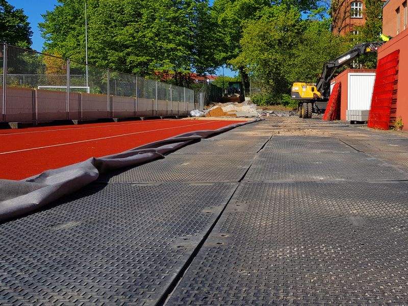 Abdecken einer Tartanbahn mit der s:tek 48 · Hochleistungs-Bodenschutzplatte