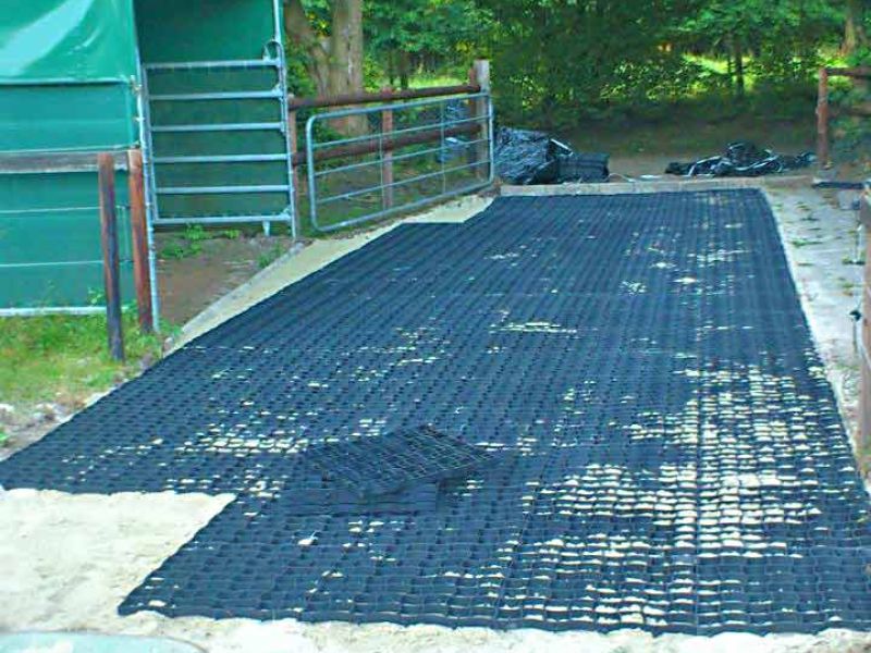 Verlegung des Bodengitter BG30 ohne Unterbau für ein Pferde Paddock / Offenstall