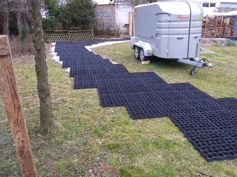 Befestigung eines Gartenweg ohne Unterbau mit Bodengitter BG50