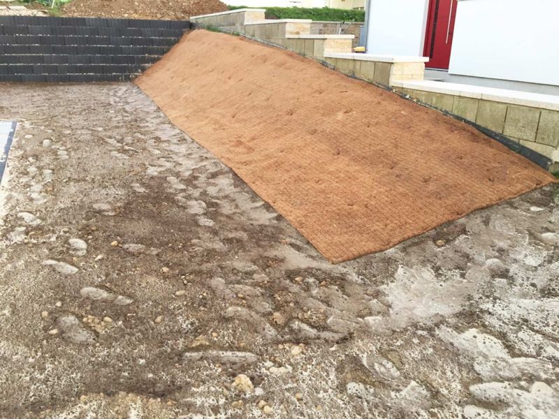 Leichtes Gefälle stabilisieren und vor Erosion schützen mit der Böschungsmatte Kokos BMK350