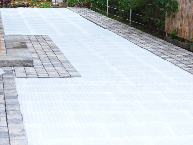 Schöne & befahrbare Kies-Einfahrt anstelle von Pflastersteinen mit den Kieswaben KW30 einfach, schnell und kostengünstig selbst anlegen.